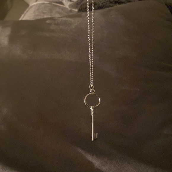 Silver Key pendent on a 18” change - Picture 4 of 4